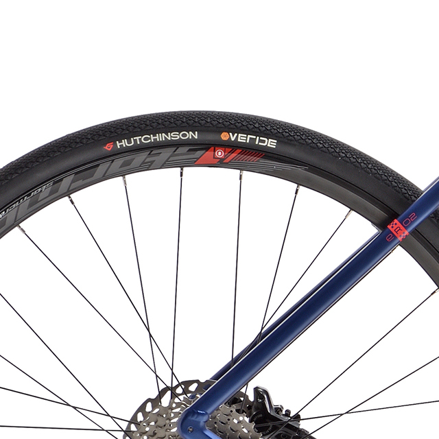 Tire view of the road ebike Peugeot eR02 gravel Powertube